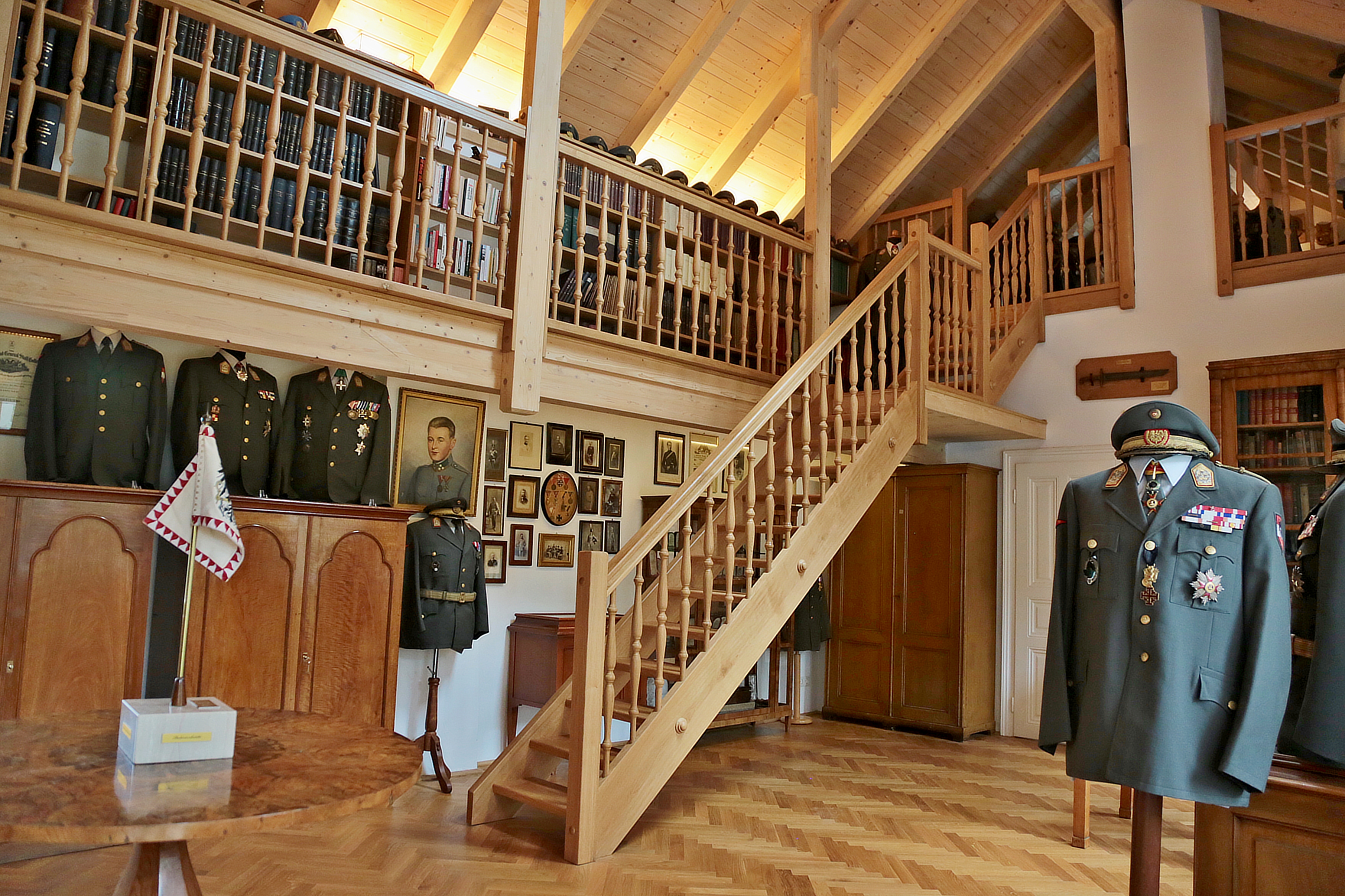 Ausstellungsraum mit Uniformen und Orden österreichischer Militärpersönlichkeiten